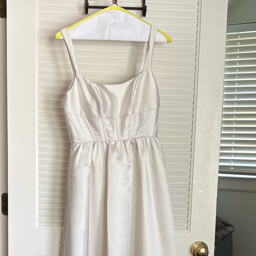 Elegant White Sleeveless Dress
